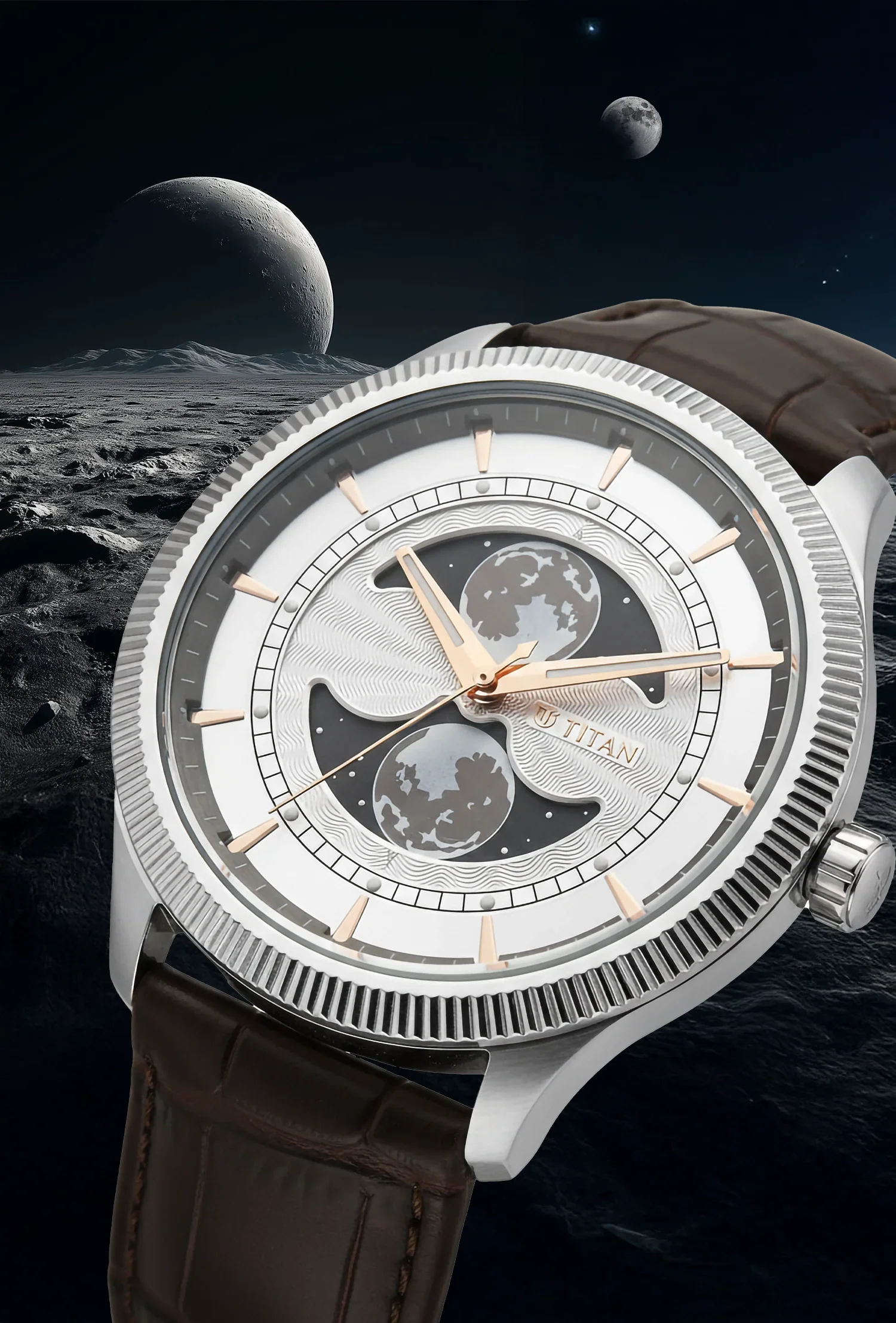 ساعة تيتان ستيلار التناظرية ذات مينا فضي مزدوج لمراحل القمر